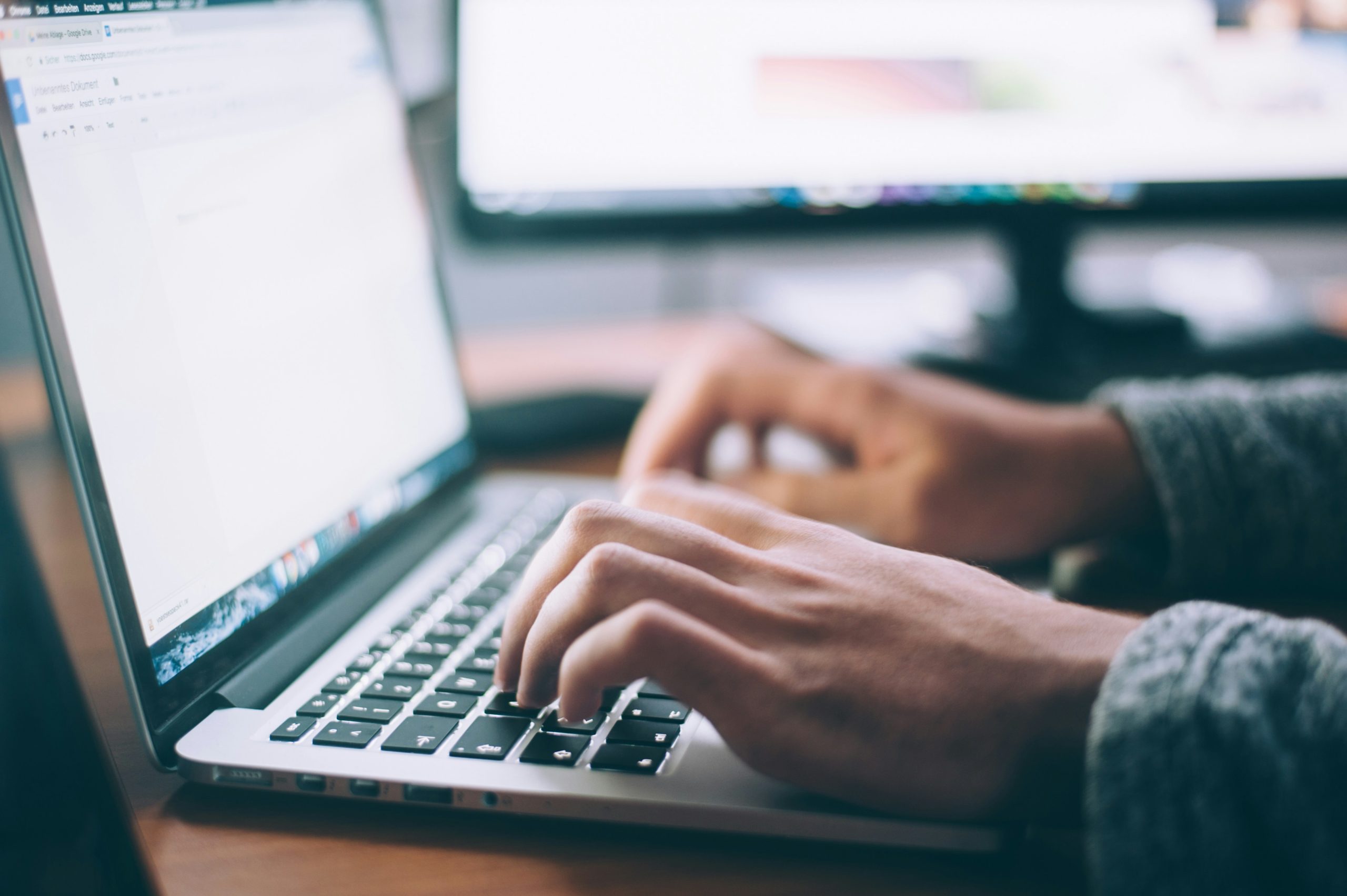 Despite Advances in AI, US Students Still Prefer Professional Essay Writing Services Over ChatGPT