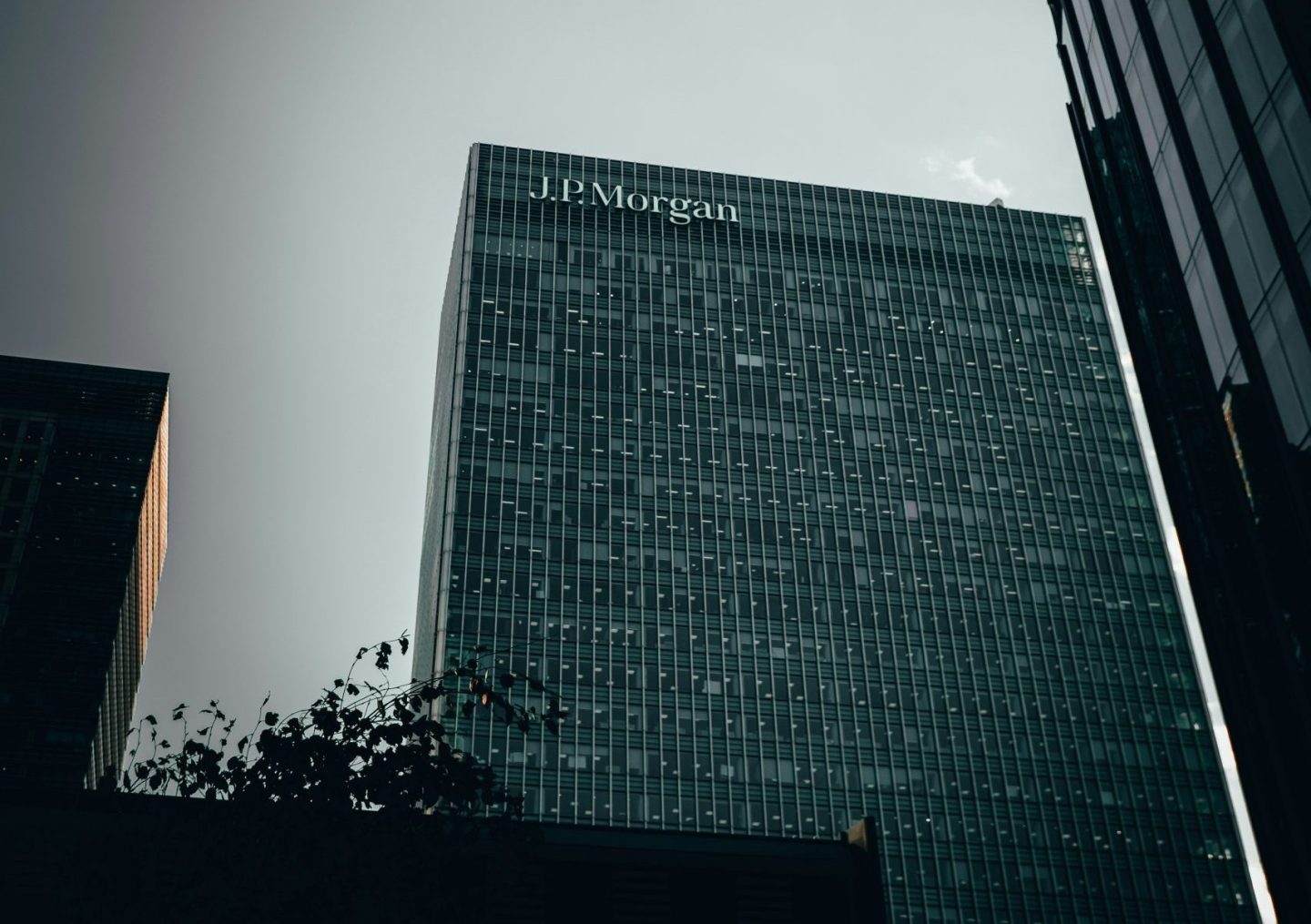 JPMorgan Integrates AI Usage Tracking into Employee Performance Reviews